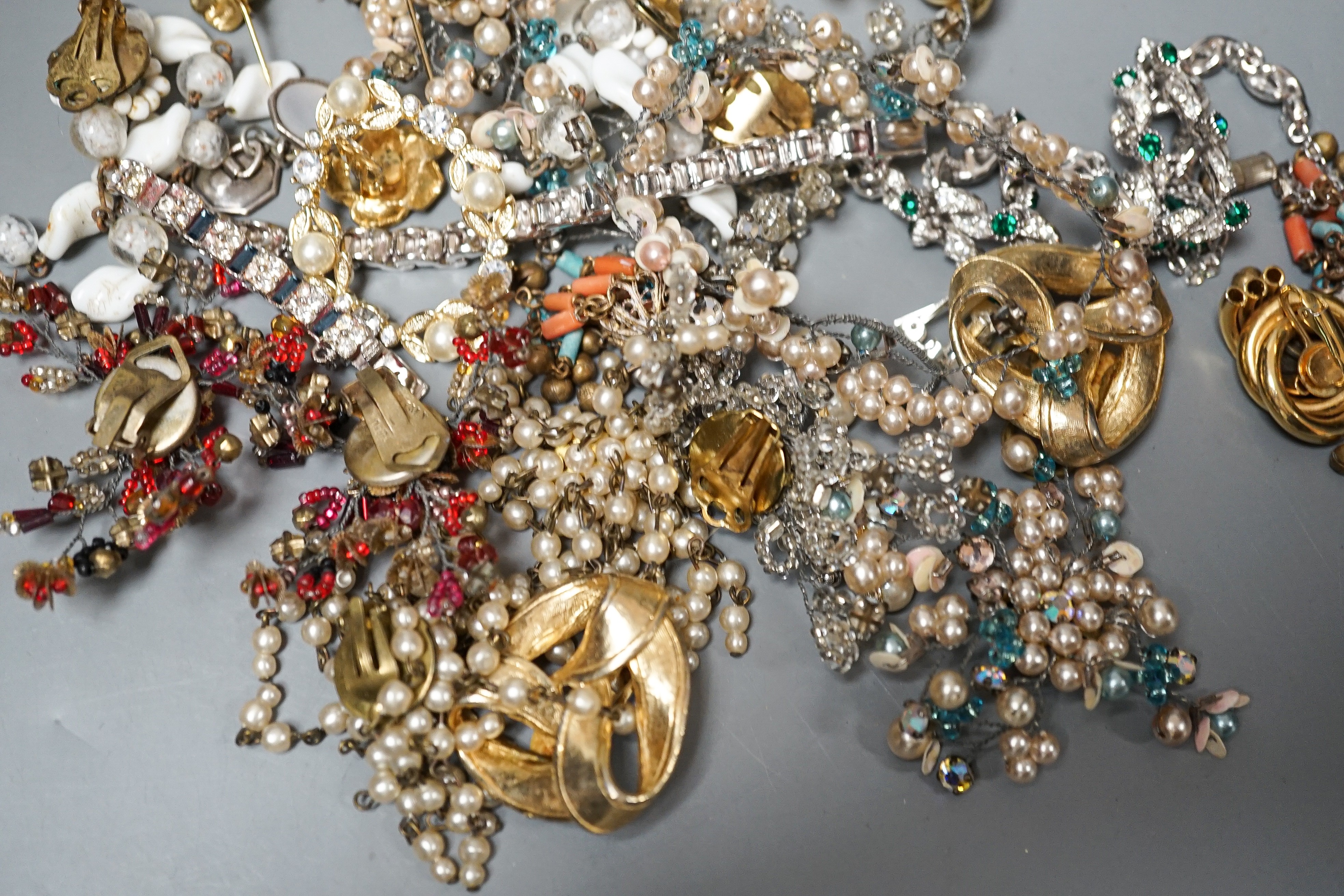 A small group of costume jewellery.